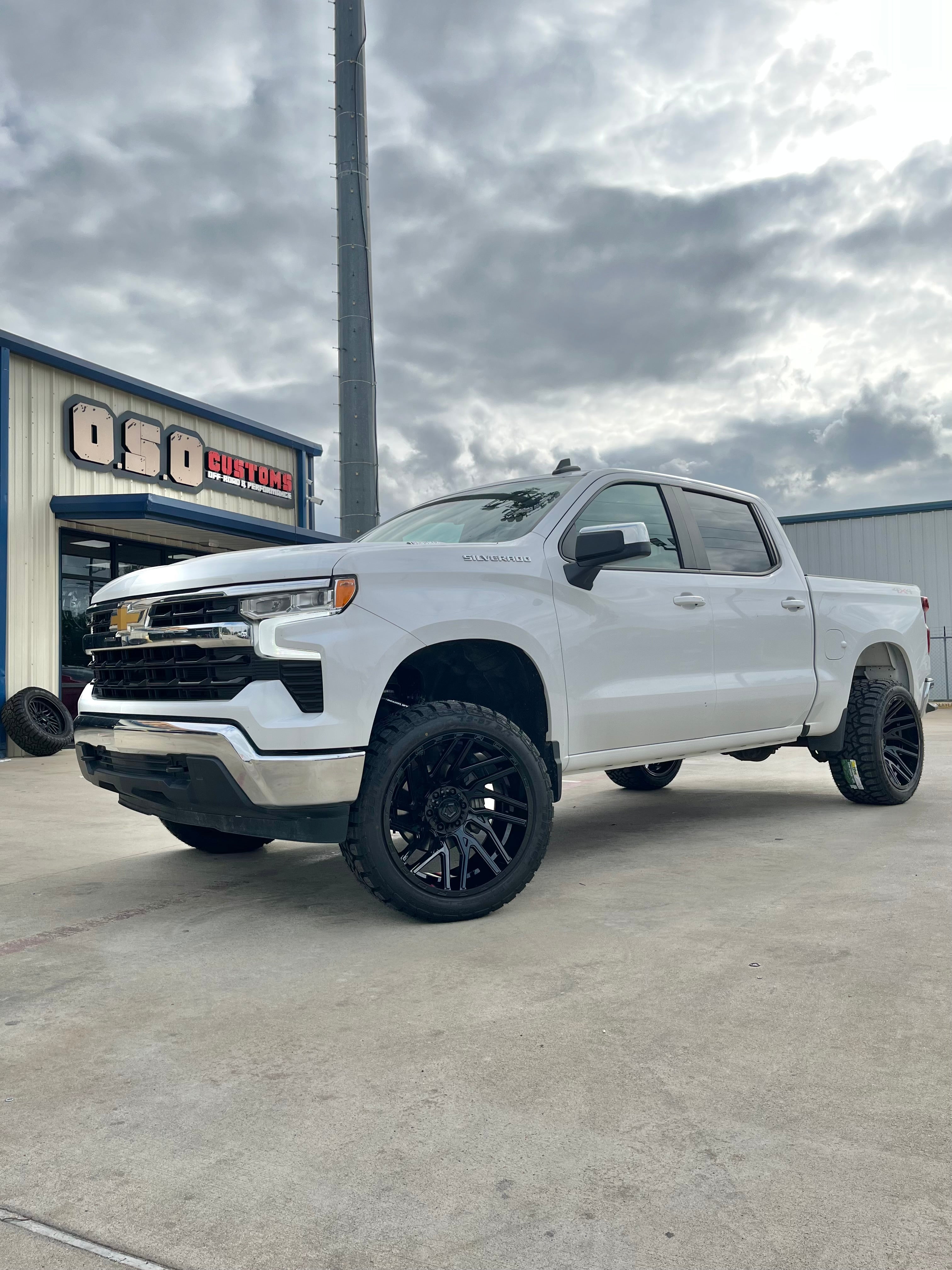 2019 - 2026 CHEVROLET 1500 WITH 22X12 TIS 554B, 33X12.50R22 AND 4” READYLIFT KIT - GALLERY