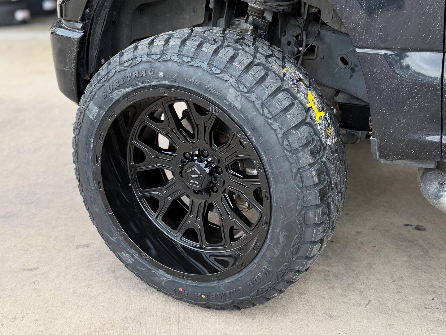 TIS OFF-ROAD 560B WHEELS 8X6.5(165.1) - GLOSS BLACK