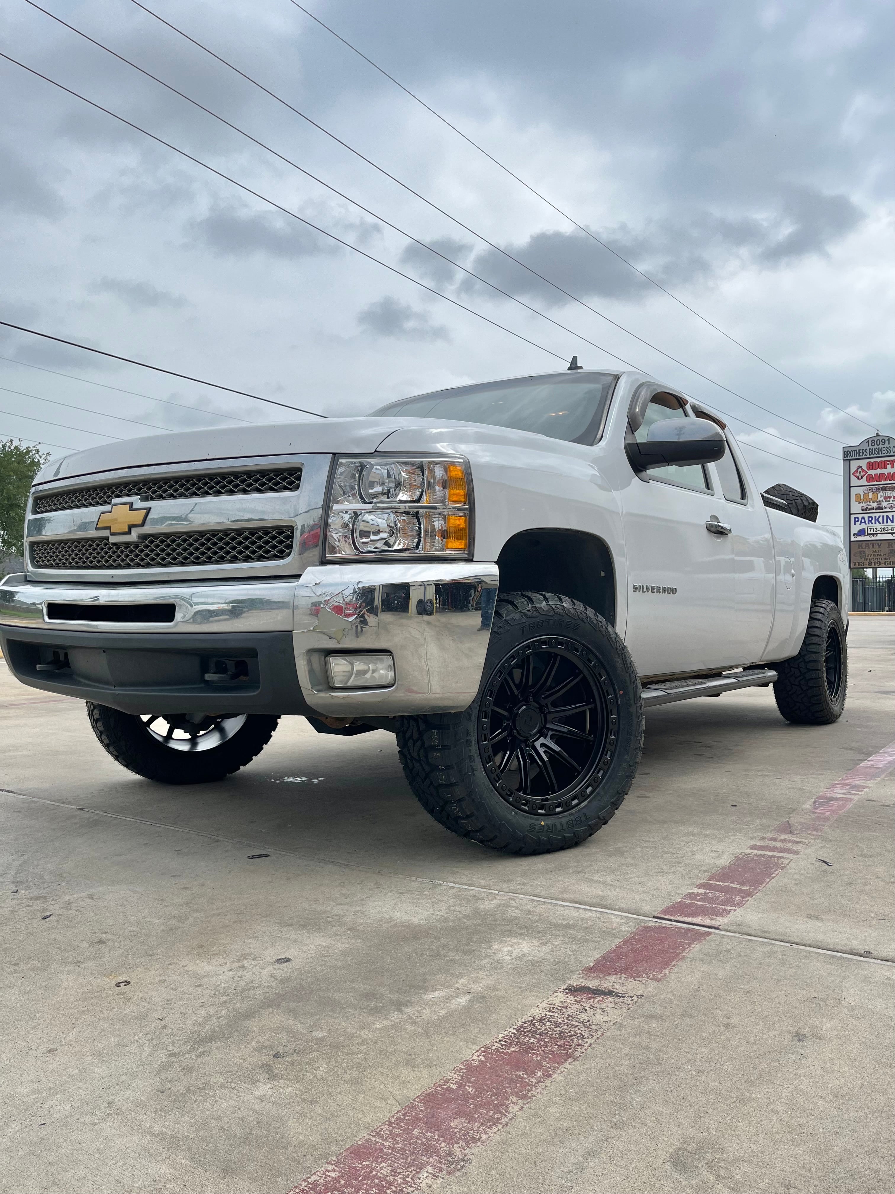 2007 - 2013 CHEVROLET 1500 WITH 20X10 ARENA OFF-ROAD WHEELS, 33X12.50R20 RT TIRES AND 2.5" LEVELING KIT - GALLERY