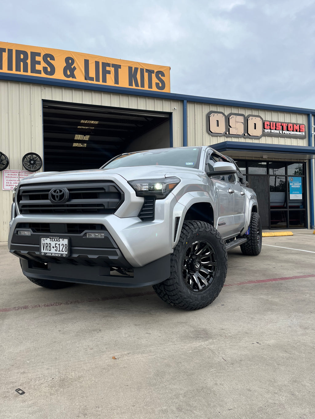 2024-2026 TOYOTA TACOMA WITH 17X9 FUEL BLITZ WHEELS, 33X12.50R17 RT TIRED AND 1.5" LEVELING KIT - GALLERY