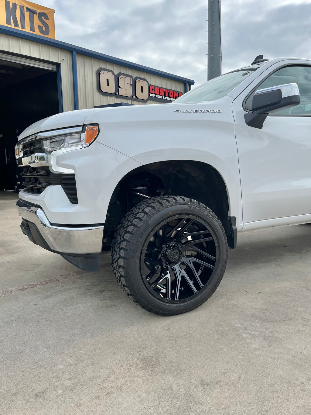 2019 - 2026 CHEVROLET 1500 WITH 22X12 TIS 554B, 33X12.50R22 AND 4” READYLIFT KIT - GALLERY
