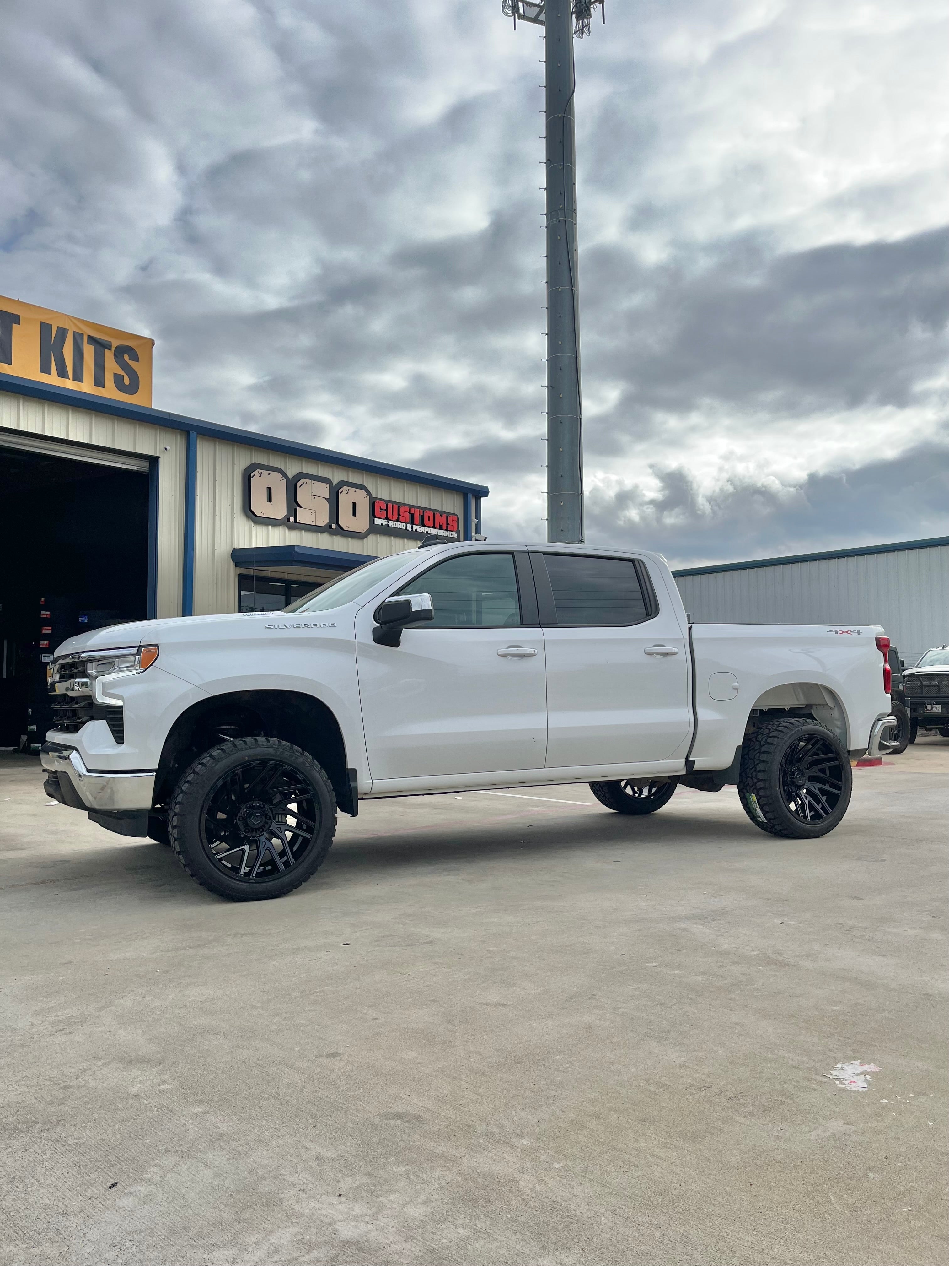 2019 - 2026 CHEVROLET 1500 WITH 22X12 TIS 554B, 33X12.50R22 AND 4” READYLIFT KIT - GALLERY