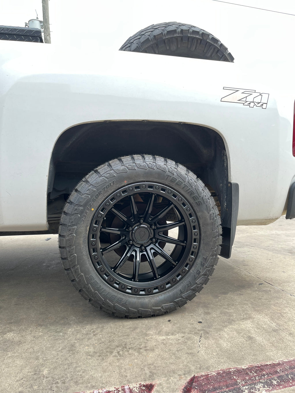 2007 - 2013 CHEVROLET 1500 WITH 20X10 ARENA OFF-ROAD WHEELS, 33X12.50R20 RT TIRES AND 2.5" LEVELING KIT - GALLERY