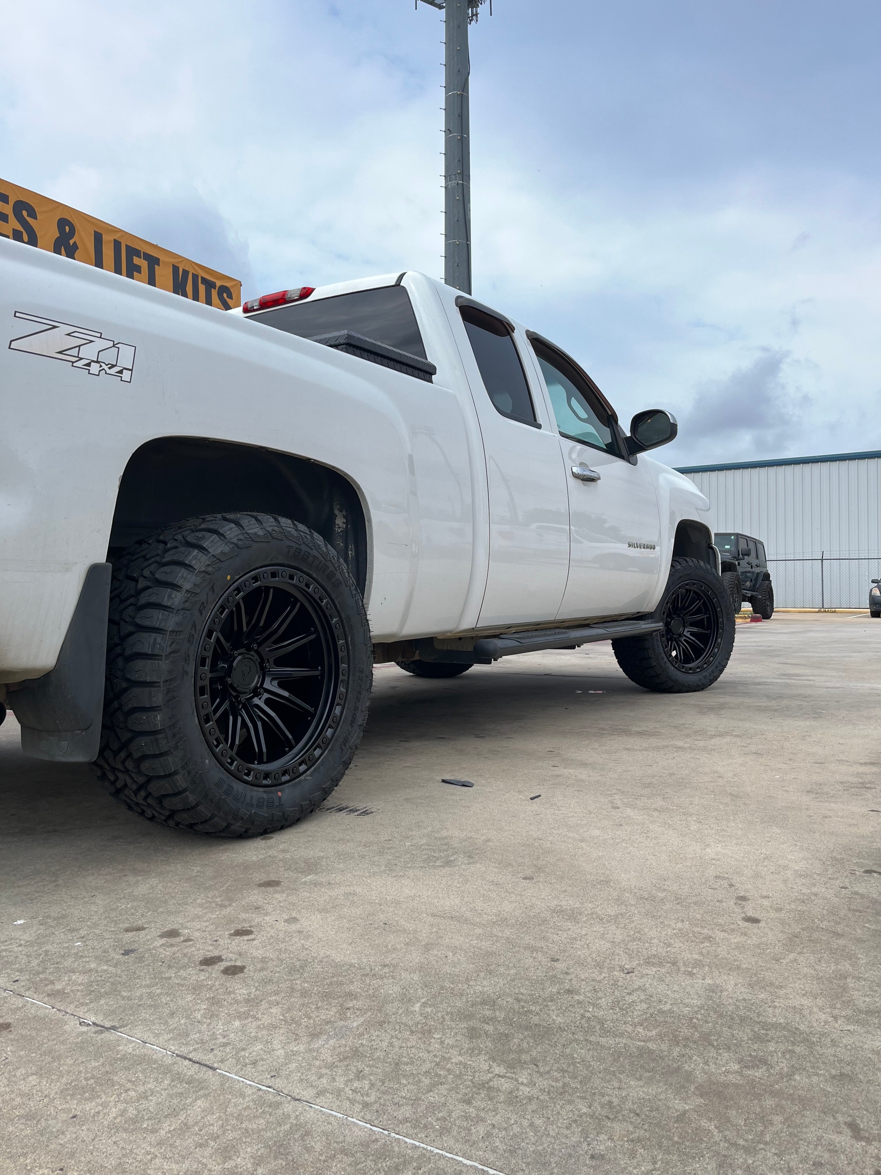2007 - 2013 CHEVROLET 1500 WITH 20X10 ARENA OFF-ROAD WHEELS, 33X12.50R20 RT TIRES AND 2.5" LEVELING KIT - GALLERY