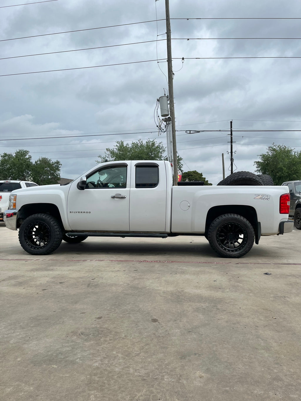 2007 - 2013 CHEVROLET 1500 WITH 20X10 ARENA OFF-ROAD WHEELS, 33X12.50R20 RT TIRES AND 2.5" LEVELING KIT - GALLERY