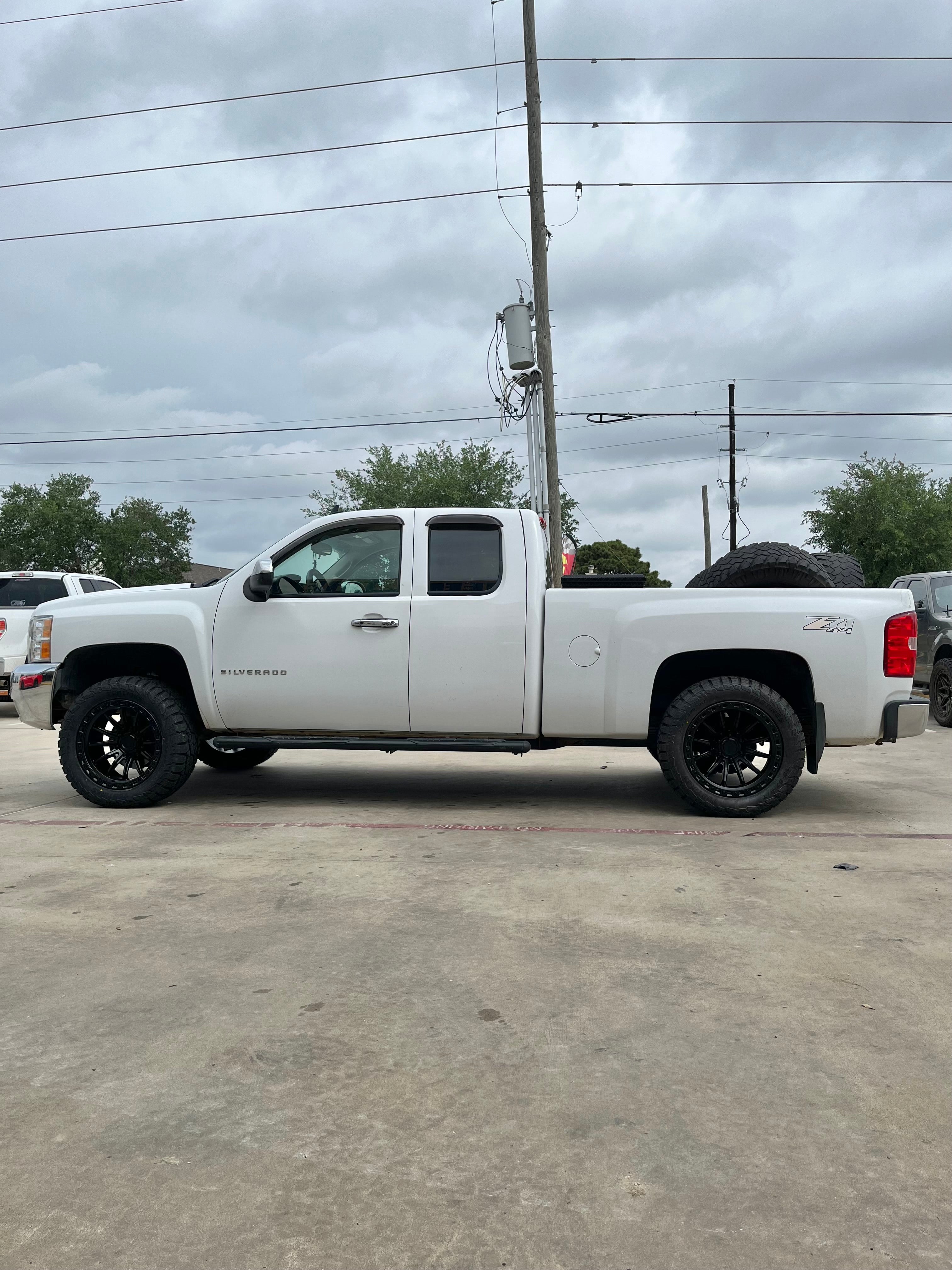 2007 - 2013 CHEVROLET 1500 WITH 20X10 ARENA OFF-ROAD WHEELS, 33X12.50R20 RT TIRES AND 2.5" LEVELING KIT - GALLERY