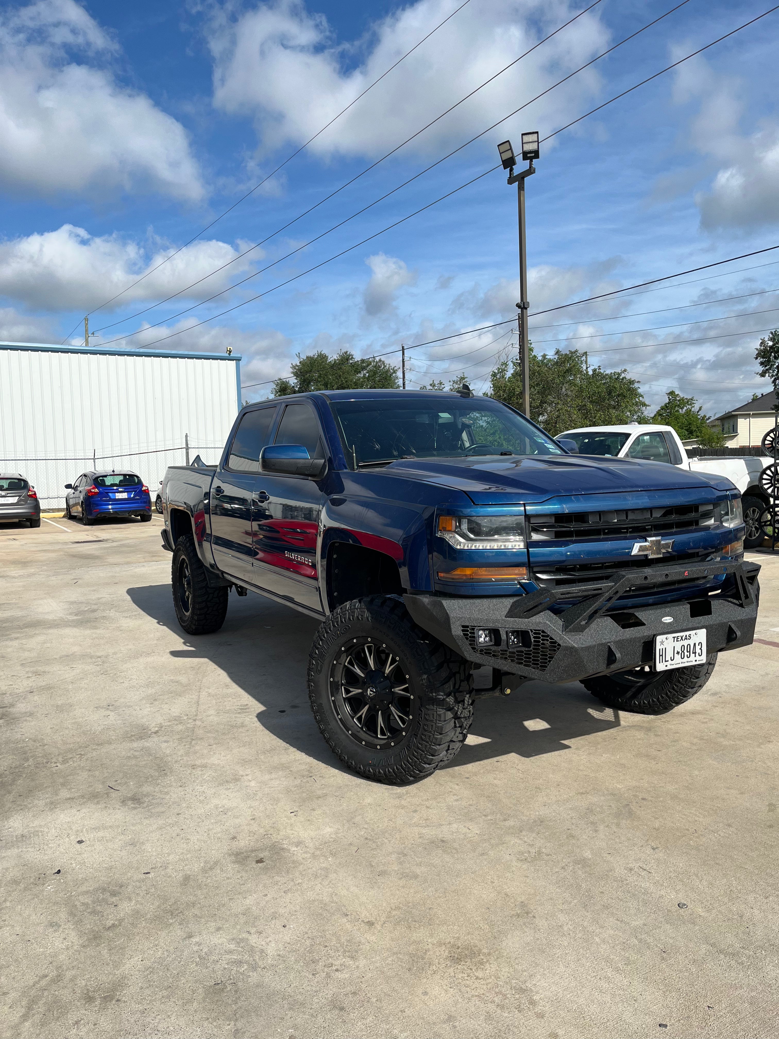 2014 - 2018 CHEVROLET SILVERADO 1500 WITH 20X10 FUEL THROTTLE WHEELS AND 37X12.50R20 MT TIRES - GALLERY