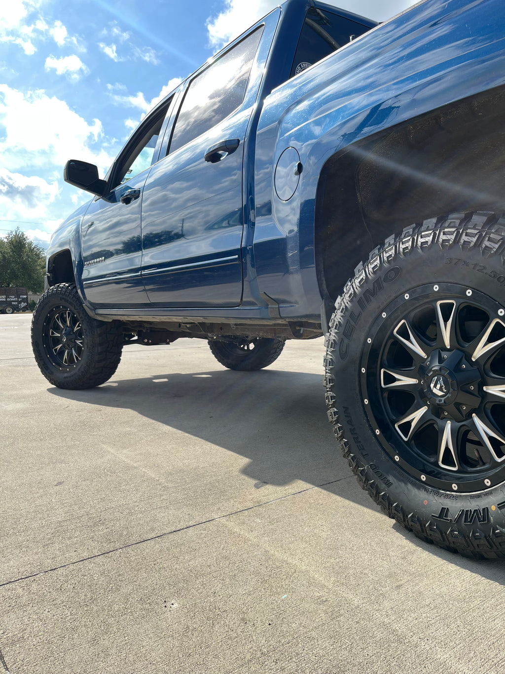 2014 - 2018 CHEVROLET SILVERADO 1500 WITH 20X10 FUEL THROTTLE WHEELS AND 37X12.50R20 MT TIRES - GALLERY
