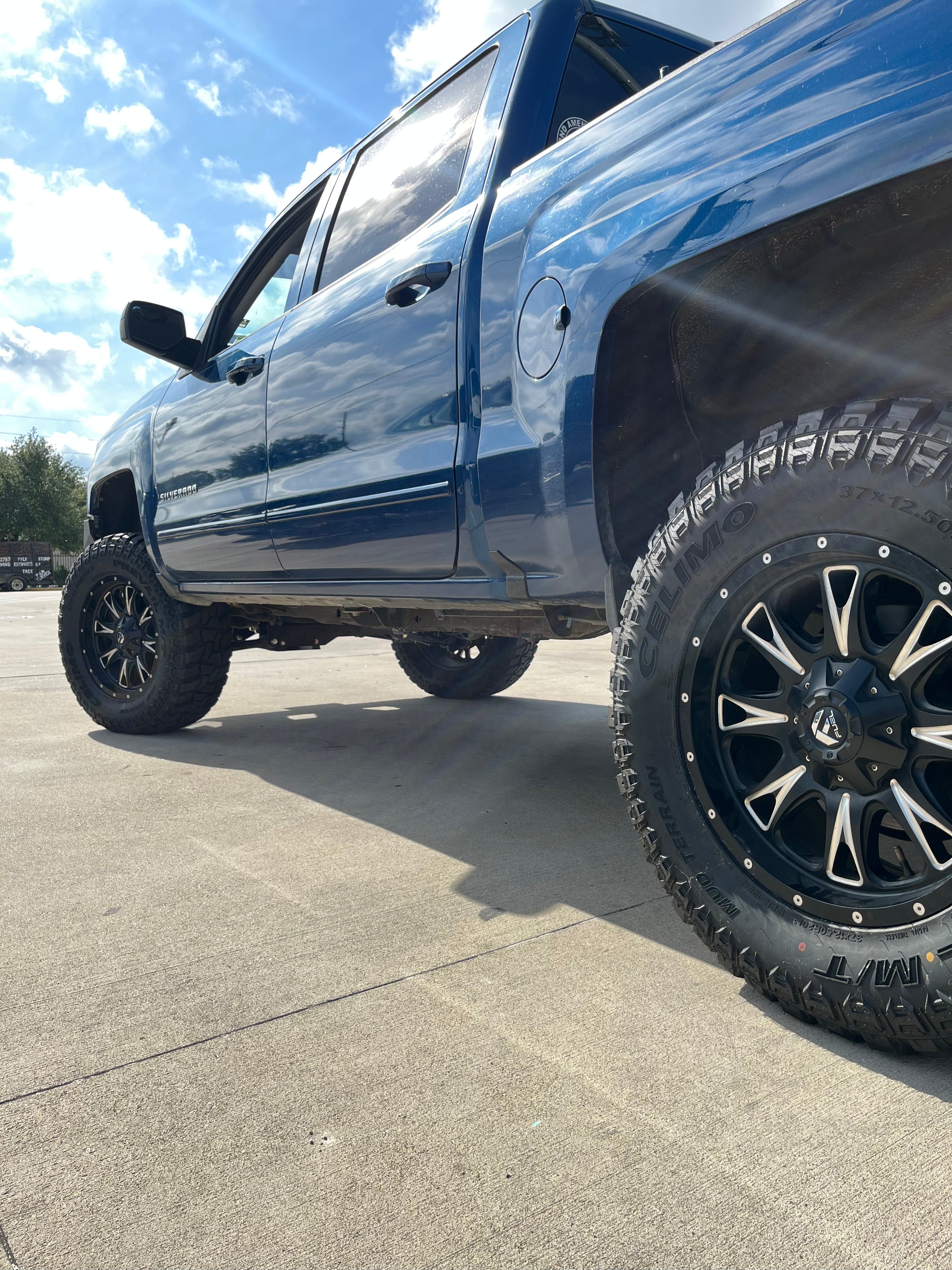 2014 - 2018 CHEVROLET SILVERADO 1500 WITH 20X10 FUEL THROTTLE WHEELS AND 37X12.50R20 MT TIRES - GALLERY