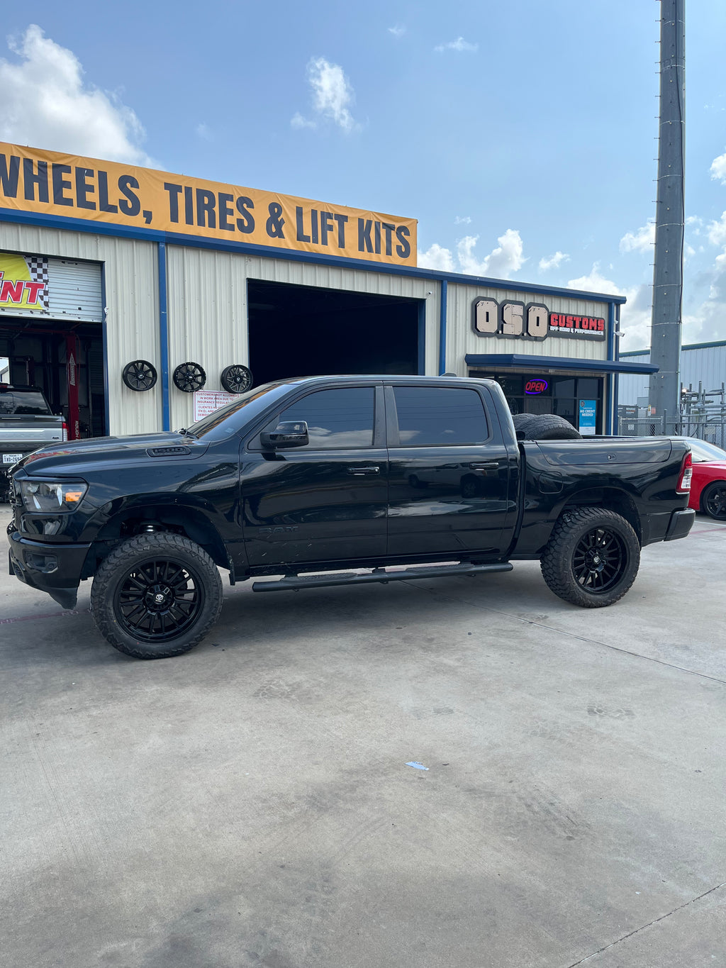 2019 - 2027 RAM 1500 WITH 22X10 EDGE 305B OFF-ROAD WHEELS AND 35X12.50R20 AMP AT TIRES - GALLERY