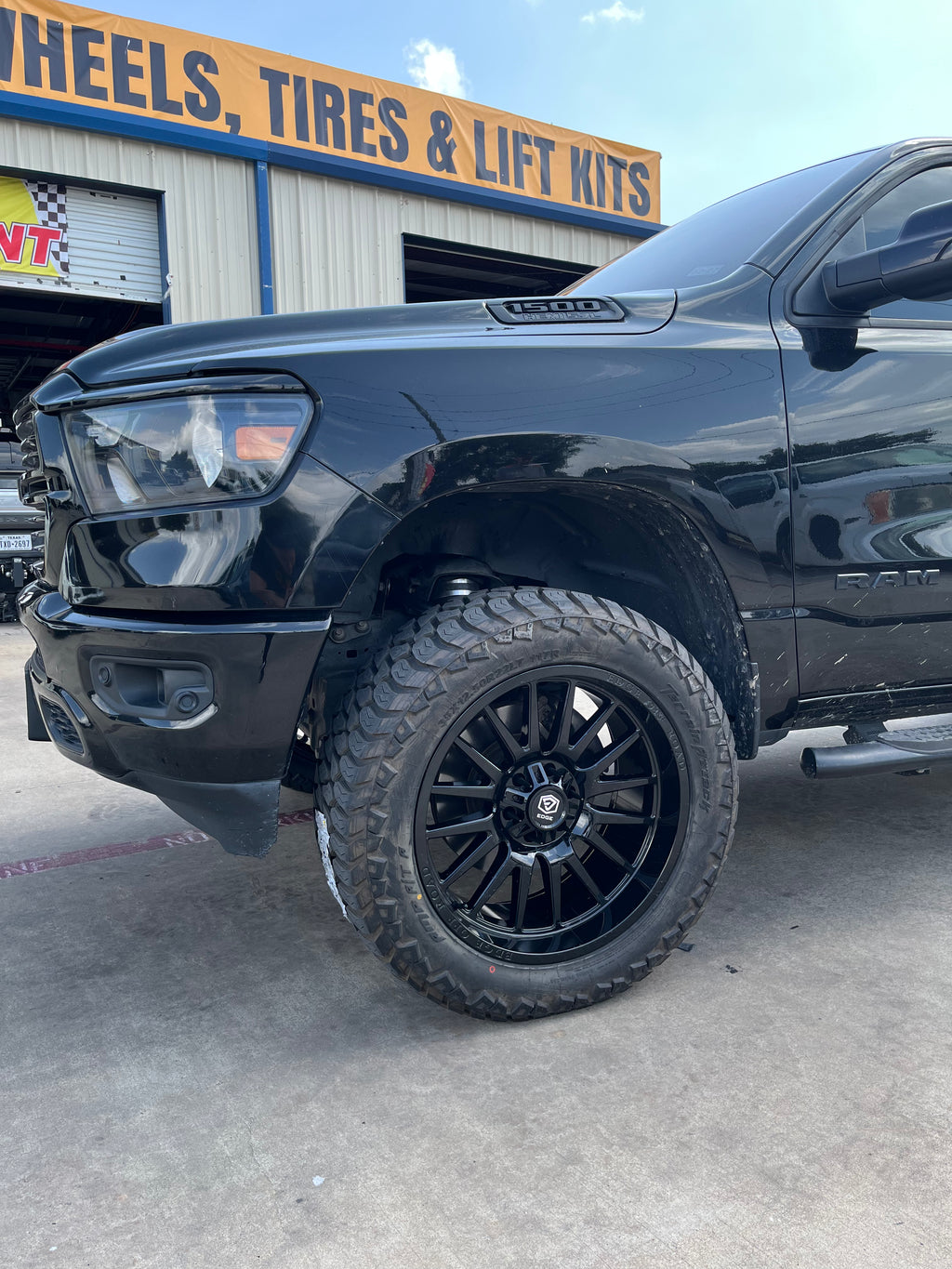 2019 - 2027 RAM 1500 WITH 22X10 EDGE 305B OFF-ROAD WHEELS AND 35X12.50R20 AMP AT TIRES - GALLERY