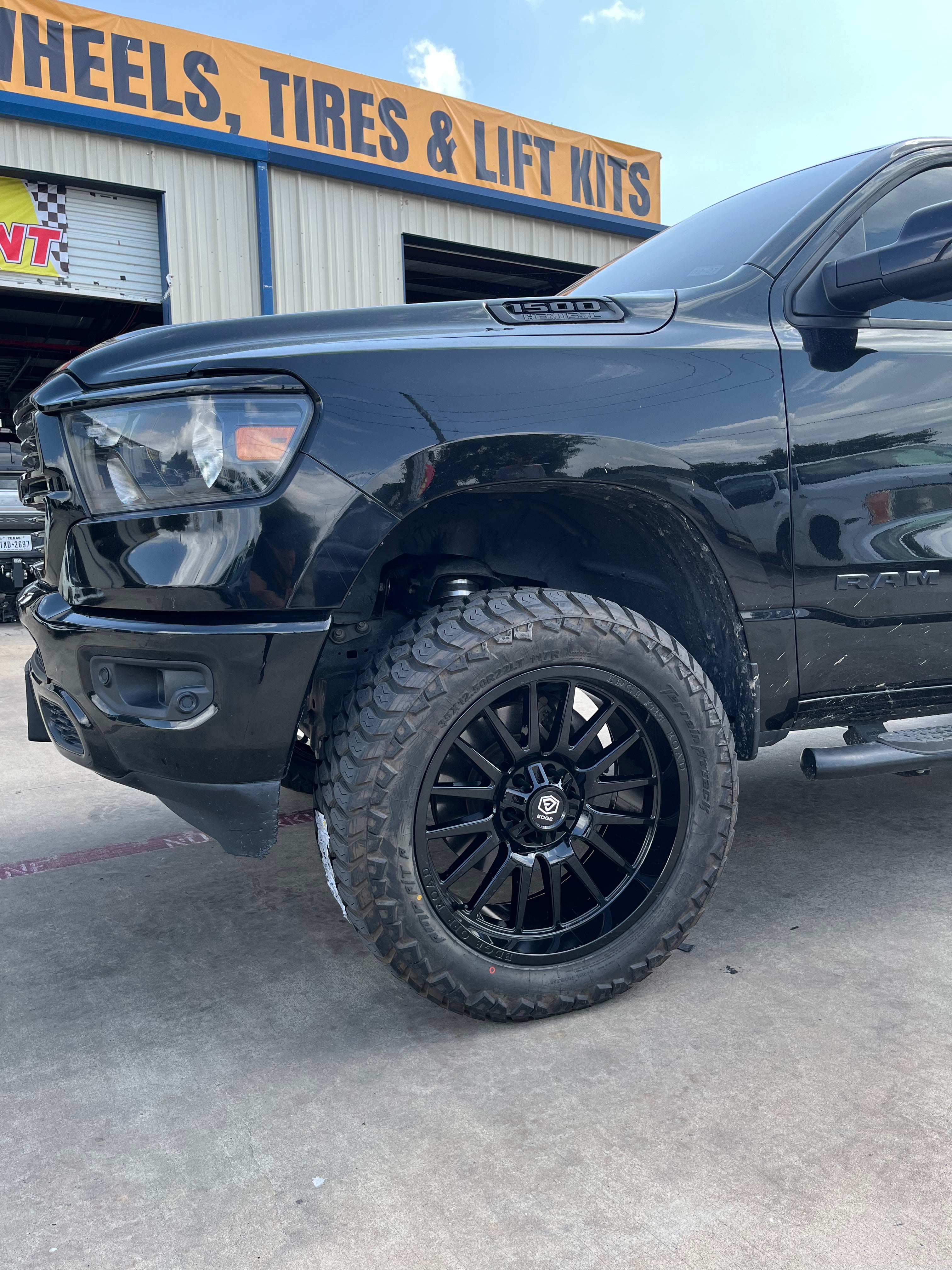 2019 - 2027 RAM 1500 WITH 22X10 EDGE 305B OFF-ROAD WHEELS AND 35X12.50R20 AMP AT TIRES - GALLERY