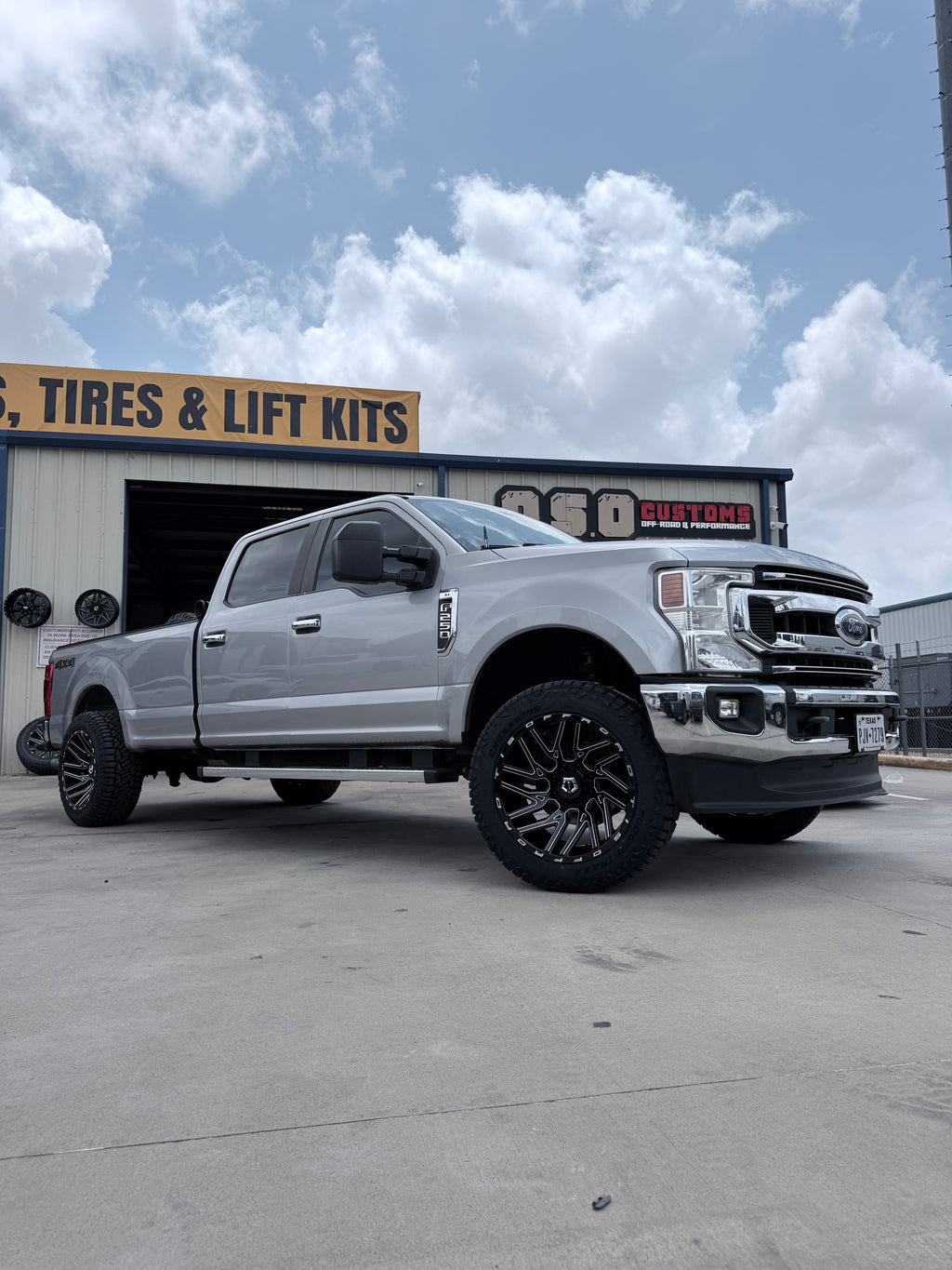 2015 - 2021 FORD F-250 WITH 22X12 TIS 554BM WHEELS AND 35X12.50R22 RT TIRES - GALLERY