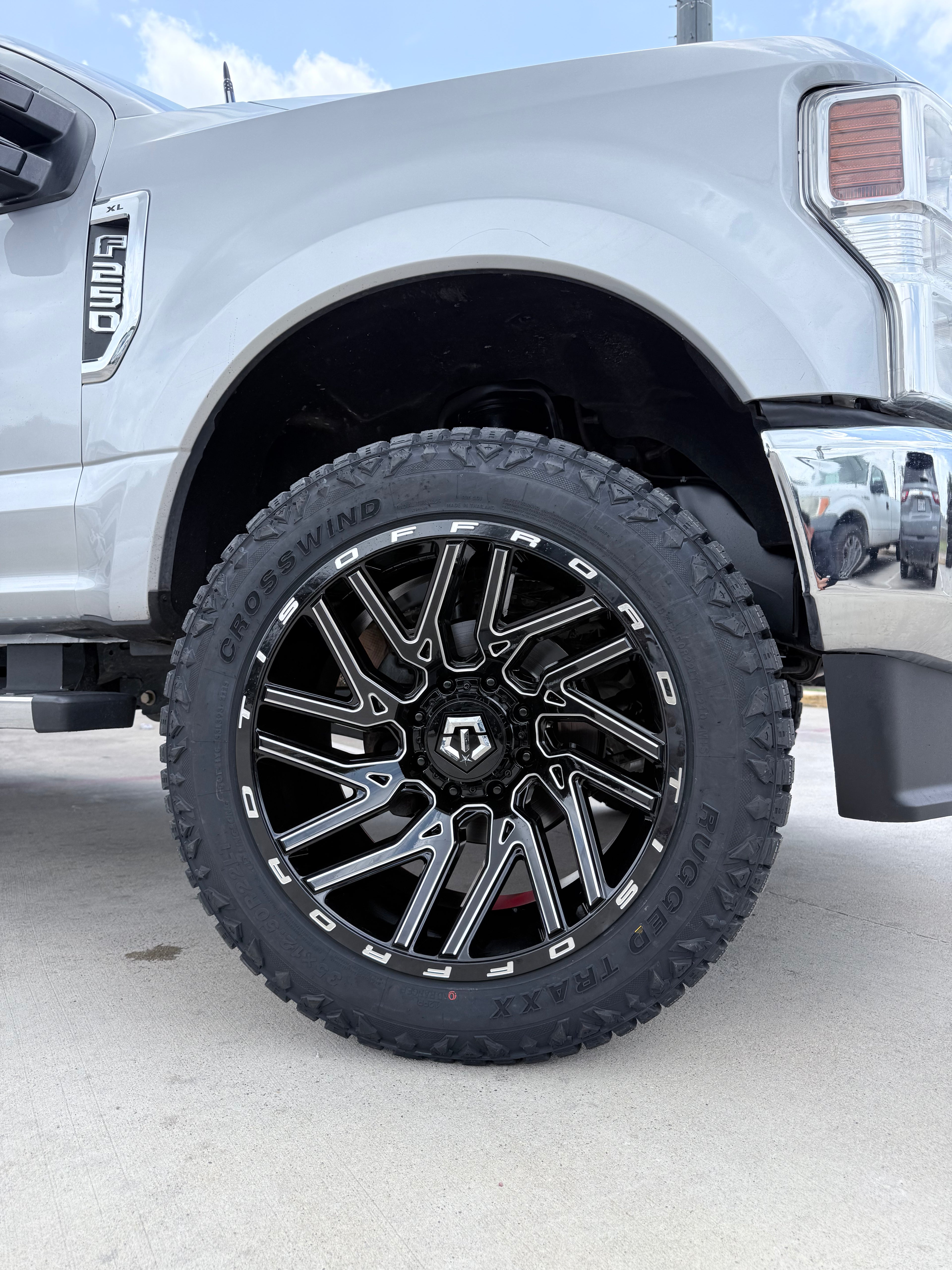 2015 - 2021 FORD F-250 WITH 22X12 TIS 554BM WHEELS AND 35X12.50R22 RT TIRES - GALLERY