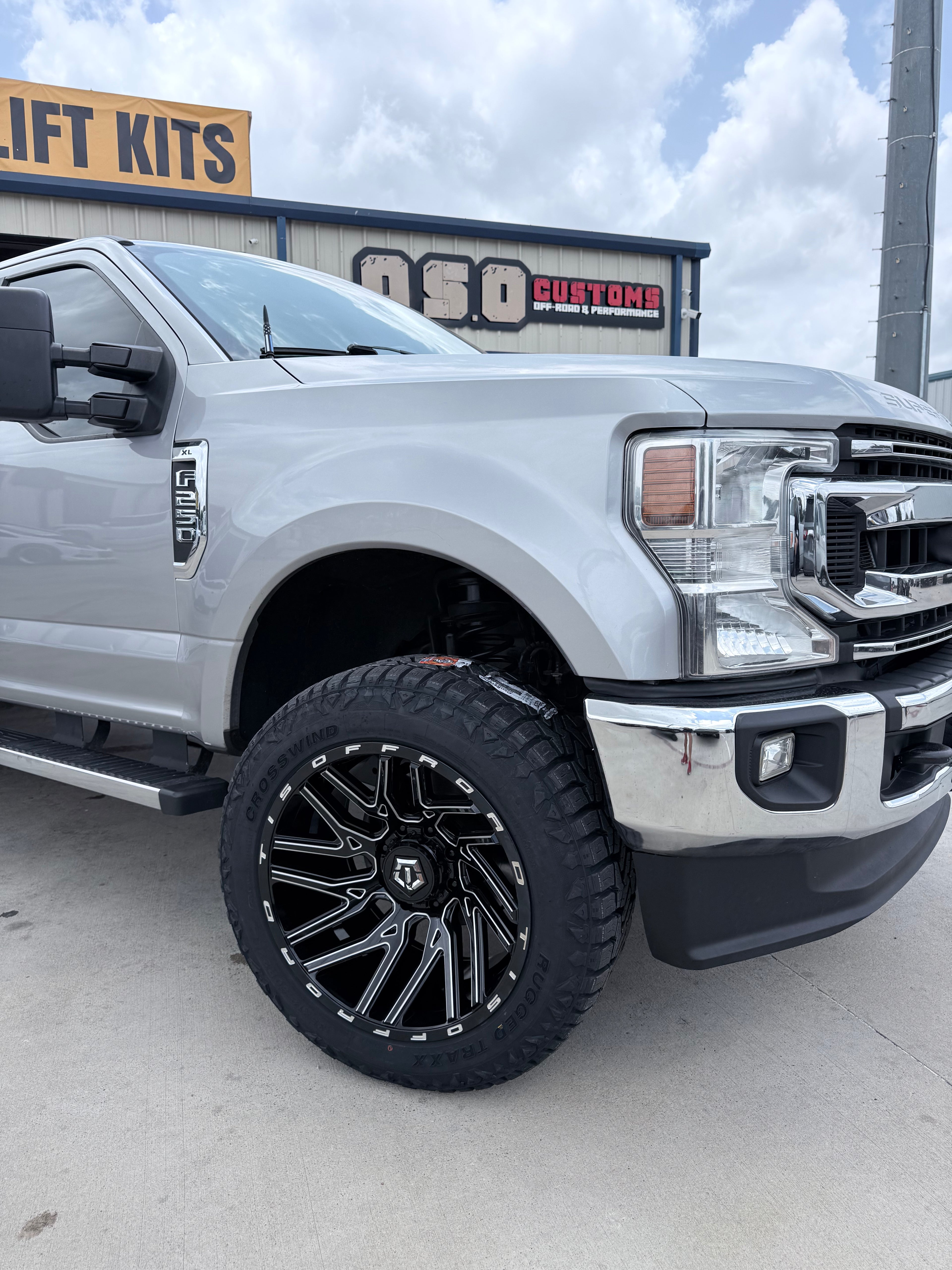 2015 - 2021 FORD F-250 WITH 22X12 TIS 554BM WHEELS AND 35X12.50R22 RT TIRES - GALLERY
