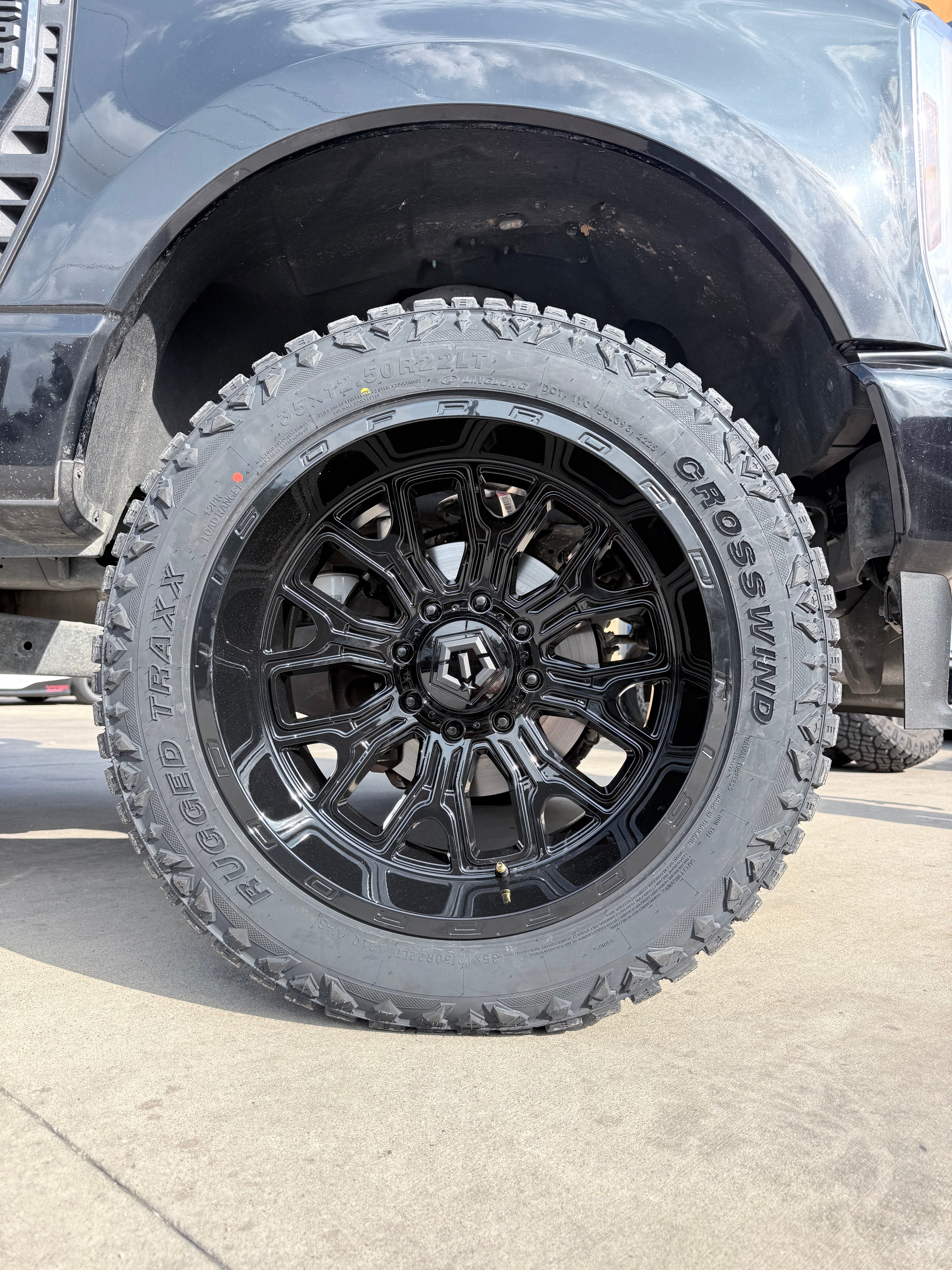 2021 - 2027 FORD F-250 WITH 22X12 TIS 560B WHEELS AND 35X12.50R22 RT TIRES - GALLERY