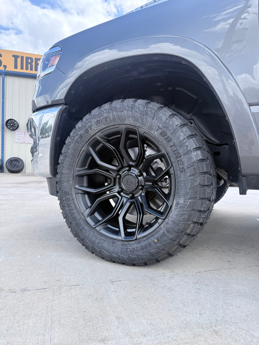 2019 - 2027 RAM 1500 WITH 20X10 ARENA OFF-ROAD WHEELS AND 33X12.50R20 RT TIRES - GALLERY