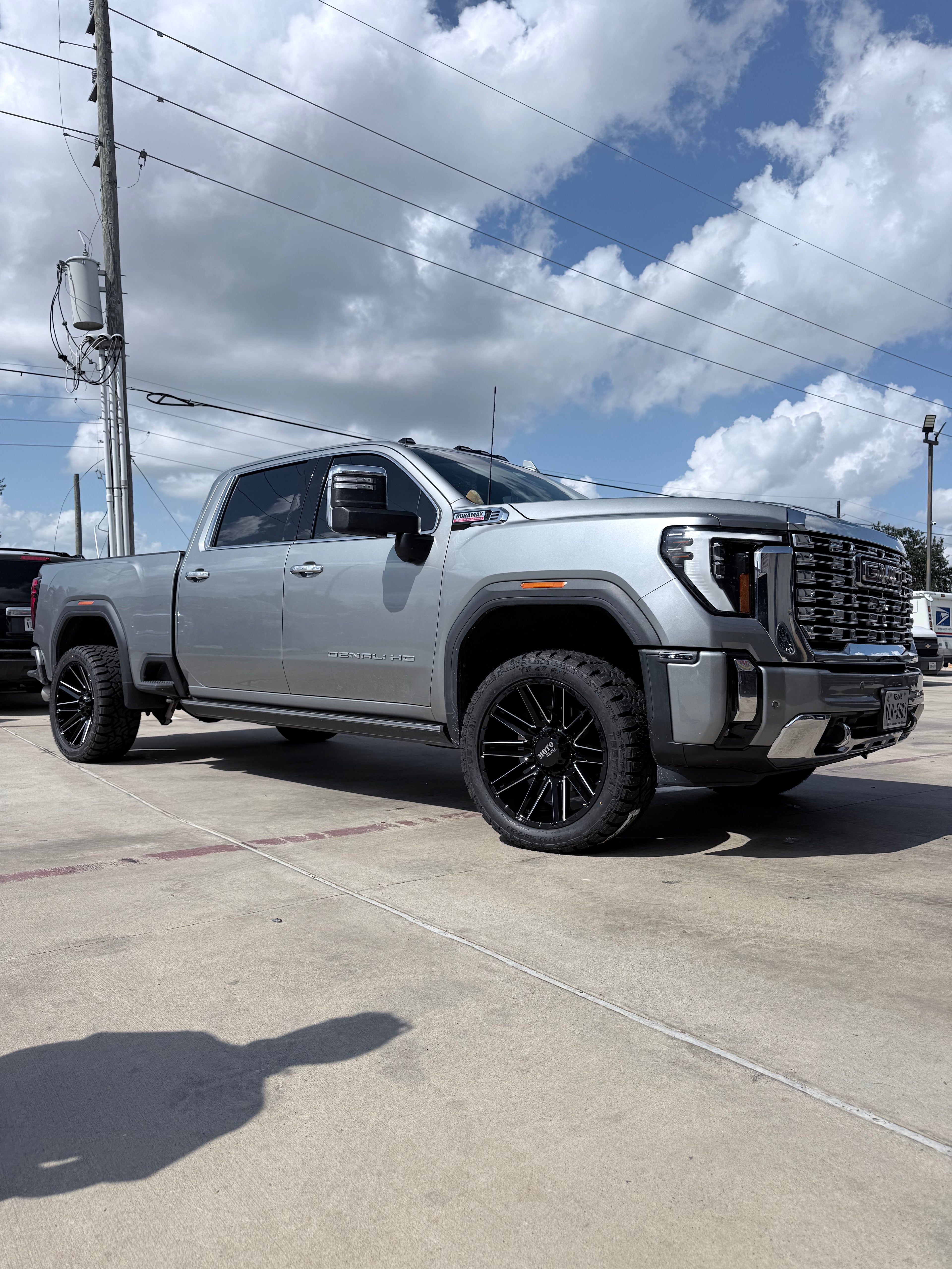 2019 - 2027 GMC SIERRA 2500 WITH 22X10 MOTO METAL MO998 KRAKEN WHEEL OFF-ROAD WHEELS AND 33X12.50R22 RT TIRES - GALLERY
