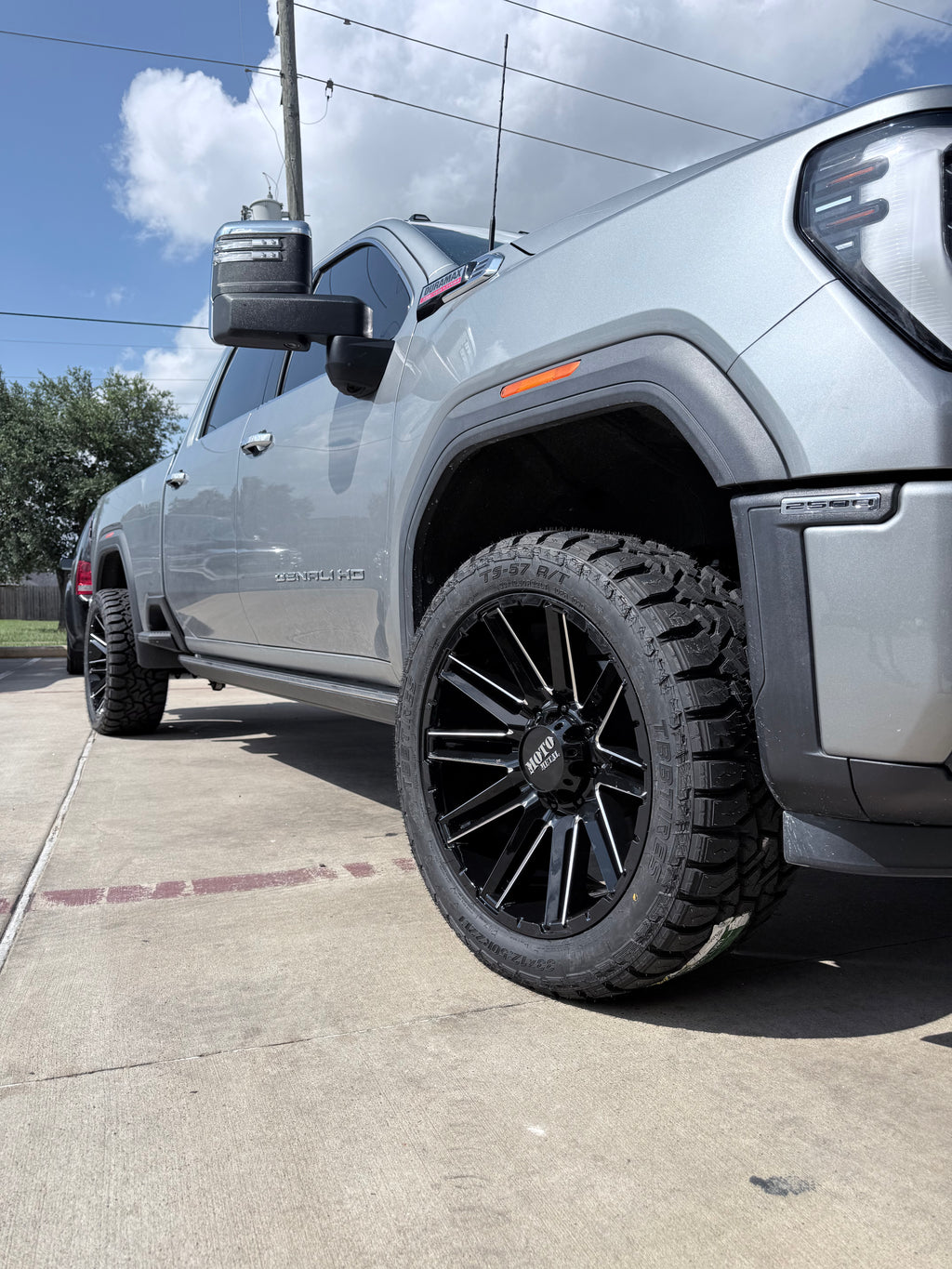 2019 - 2027 GMC SIERRA 2500 WITH 22X10 MOTO METAL MO998 KRAKEN WHEEL OFF-ROAD WHEELS AND 33X12.50R22 RT TIRES - GALLERY