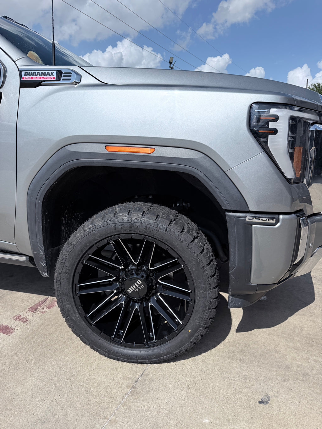 2019 - 2027 GMC SIERRA 2500 WITH 22X10 MOTO METAL MO998 KRAKEN WHEEL OFF-ROAD WHEELS AND 33X12.50R22 RT TIRES - GALLERY