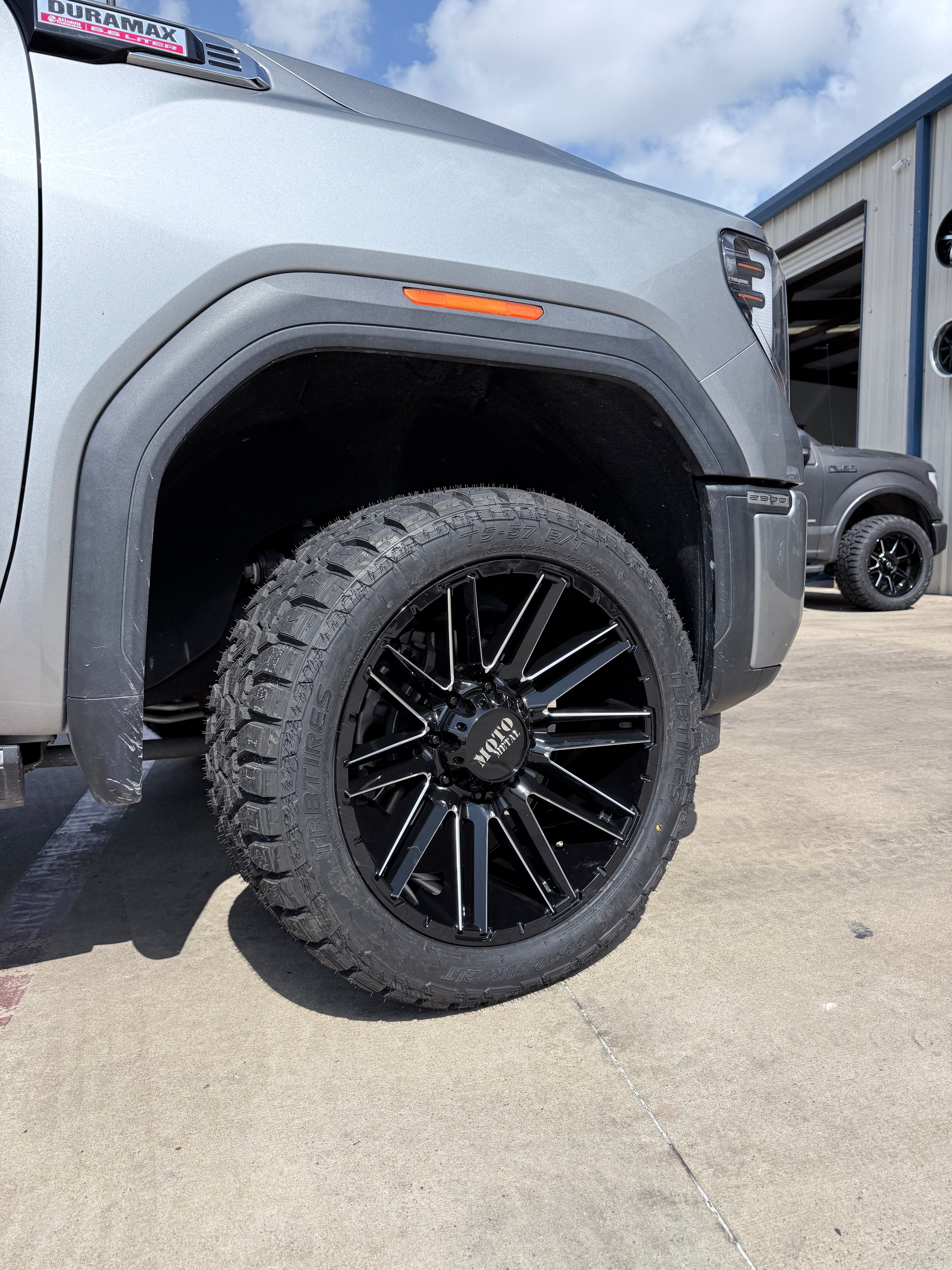 2019 - 2027 GMC SIERRA 2500 WITH 22X10 MOTO METAL MO998 KRAKEN WHEEL OFF-ROAD WHEELS AND 33X12.50R22 RT TIRES - GALLERY