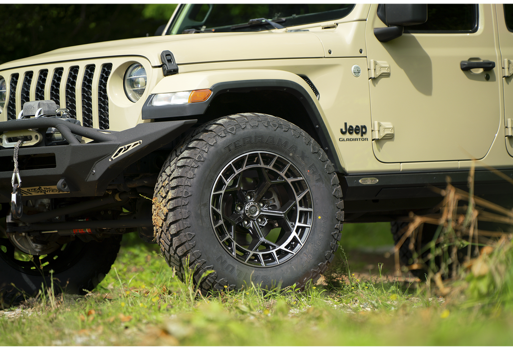 FUEL OFF-ROAD WHEELS CHARGER FC873 6X135 - GLOSS BLACK BRUSHED DARK TINT